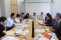 The delegation from Shenzhen meets with CUHK representatives to learn about the management structure of CUHK